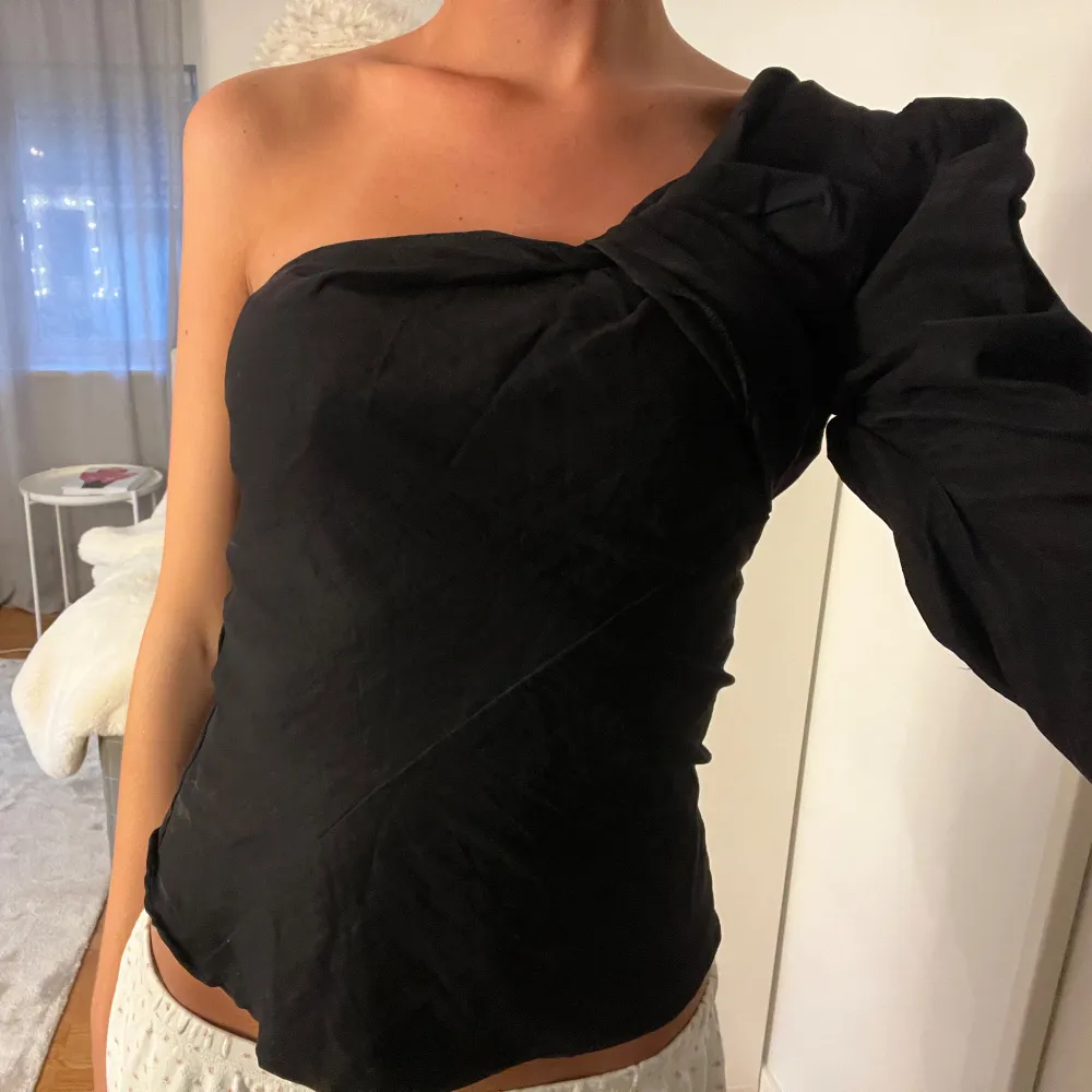 Super cool one shoulder topp från zara! . Toppar.