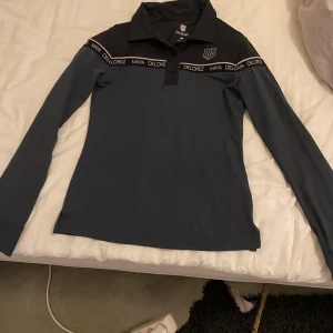 Maya delorez tröja - Superfin och skön ridtröja från maya delorez! Köpt för 700kr och säljs för 300. Den är i storlek 2XS och i mycket bra skick💕💕
