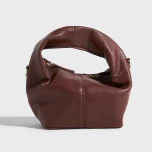 Väska - Intresse koll på jättesnygga slutsålda brun väska från Nelly! Använd Max 3 gånger så bra skick och långt band medföljer. Nypris är 379kr. Skriv prisförslag:)