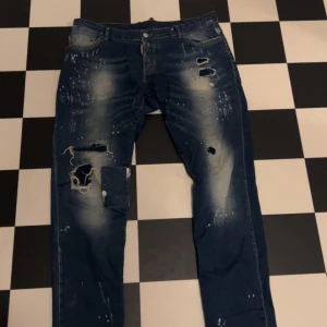 Dsquared2 jeans - Dsq2 jeans mörkblåa  Storlek 54 Skulle säga passar L Xl Straight fit Köper du något med det så får du 10% av på båda. Mer märkeskläder kommer in. STORA BESTÄLLNINGAR. Pm för beställning och önskemål!!