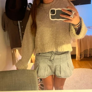 Beige stickad tröja - Säljer denna superfina stickade tröjan som passar perfekt nu till hösten🙌🏼⭐️