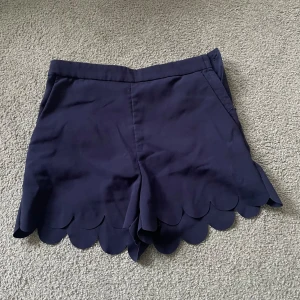 SHORTS  - blåa kostymshorts från hm!