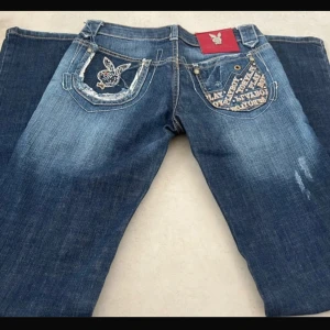 Playboy jeans - Lågmidjade bootcut jeans från playboy, såå snygga!! Y2k med snygga slitningar och coola detaljer 😍midjemått rakt över-37 cm innerbenslängd-87 cm
