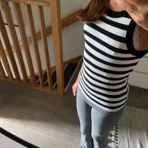 Jätte snyggt randigt linne🔥😍, sitter jätte skönt och är nästan oanvänd   - Långt snyggt linne  54 cm lång  28 cm bred över byst 