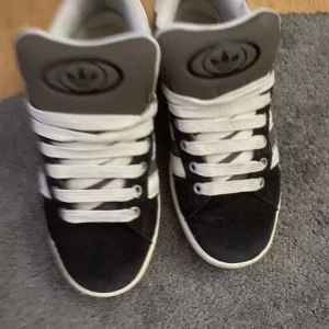 Adidas campus  - Ett par gråa/svart/vita adidas campus 00s som är i väldigt bra skick 