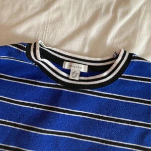 randig tröja - lite nopprig, men annars i bra skick. stor i storleken för att vara xs