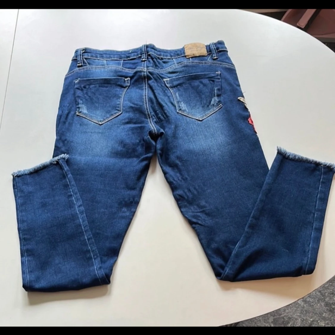 Jeans med broderade detaljer. - 90
