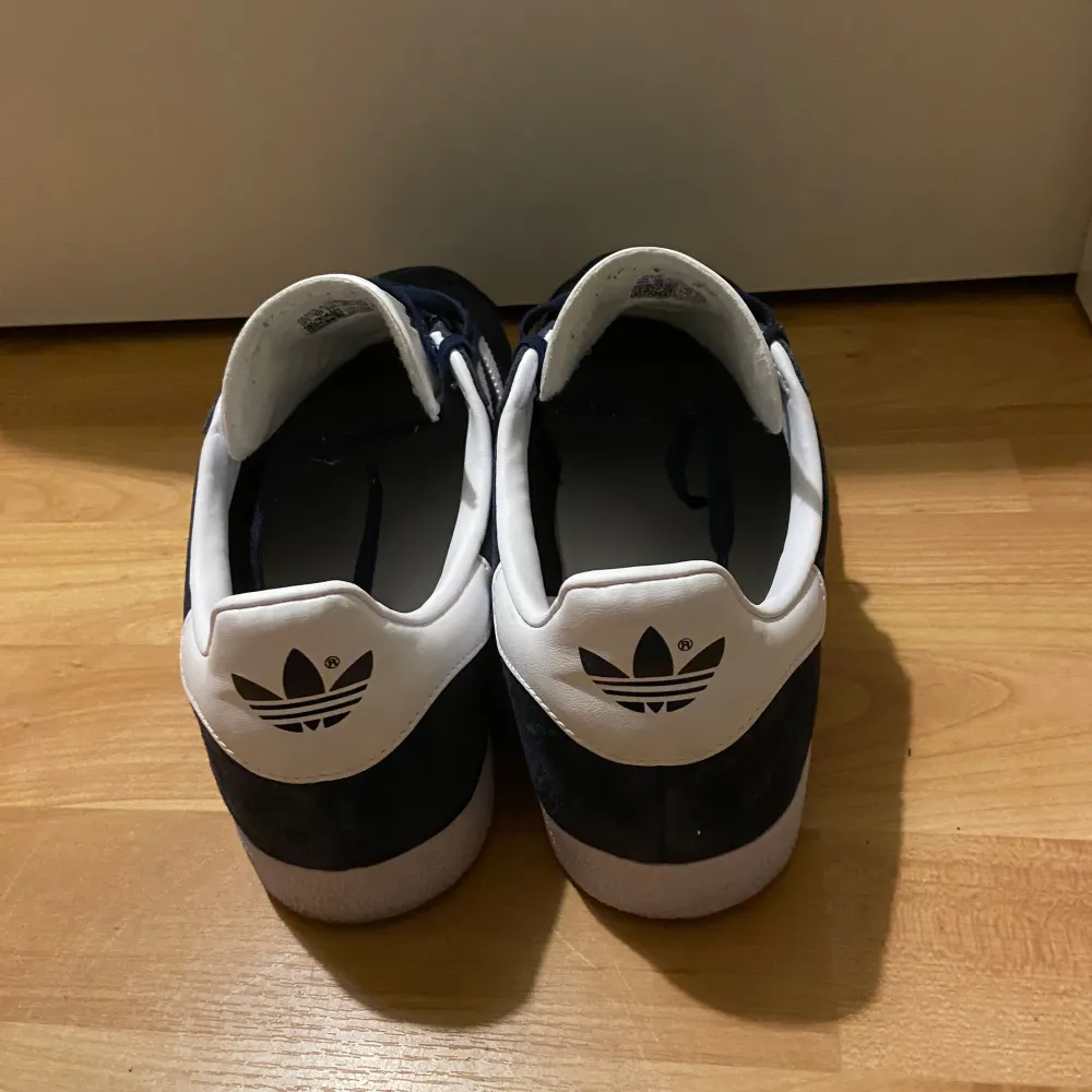 Säljer dessa adidas gazelle då de inte kommer till användning. Använda ca 4 gånger, box ingår inte. Köparen betalar frakt. Skriv privat för mer frågor.. Skor.