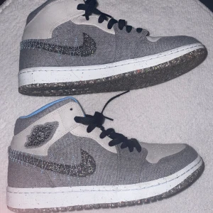 NIKE JORDAN 1 MID CRATER GREY UNIVERSITY BLUE - Använda 1 gång