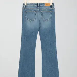 Jätte fina jeans från Gina tricot Young 🤍 jag har inte använt de mycket alls för de var försmå när jag köpte de. Skriv gärna innan ni köper🤍