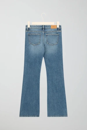 Jätte fina jeans från Gina 🤍 - Jätte fina jeans från Gina tricot Young 🤍 jag har inte använt de mycket alls för de var försmå när jag köpte de. Skriv gärna innan ni köper🤍