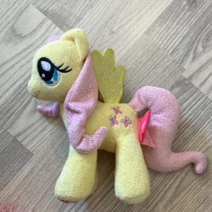 fluttershy gosedjur  - ett fluttershy gosedjur som jag köpt på en loppis för 25kr. det tvättas såklart innan frakt och kontakta om du vill ha fler bilder eller har några frågor!💕köparen betalar frakt!