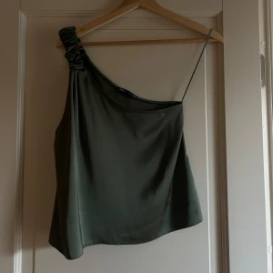 Blus - Säljer min gröna blus från zara💕 super fin men tyvärr för liten 