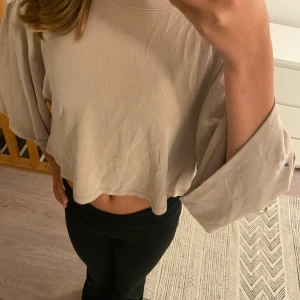 Beige cropped loose T-shirt  - Cropped loose T-shirt  41 cm lång  42 cm bredd över byst 