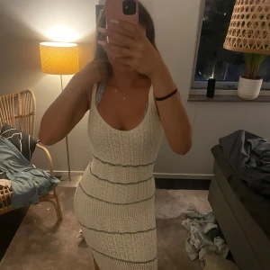 Fin stickad klänning  - Lång stickad klänning 