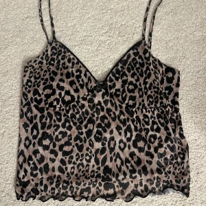 Leopard linne - Strl M men är mer som en S  Aldrig använd, endast testad 