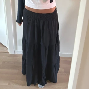 Avart kjol - En as anygg svart kjol från lagar passar verkligen ALLT!! Använd få par gånger ny skick❤️Den är i storlek xs men den går att stretcha ut💞