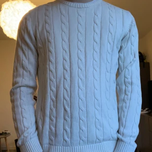 Jack&Jones tröja  - En vit cablestickad tröja från Jack&Jones, bra skick. Hör av er vid frågor eller funderingar.