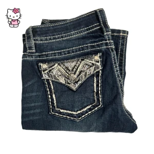 Miss me jeans, Bootcut/slim boot🤍 - Hej💕 Jag säljer ett par mörkblå Miss Me-jeans, modell bootcut/slim boot. De är i storlek 29 men passar även 27-28 beroende på hur de ska sitta. Byxorna är i fint skick och köptes ursprungligen för 1000-1200 kr. Jag är öppen för prisförslag 450-700🤍