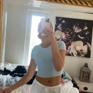 Ljusblå topp - Supersöt ljus blå topp, kortare modell. Jätte skön och sitter jätte bra. Storlek xs men passar även xxs och S för den är stretchig. 😊Kan sänka priset om någon är intereserad!