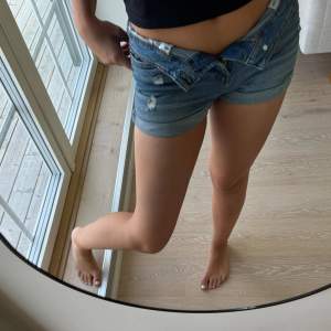 Säljer dessa jeans shorts då jag har ett par lika dana hemma. Andvänds fåtal gånger är dock är i fint skick. Pris kan diskuteras!💕