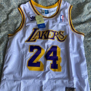 NBA Lakers jersey  - En oanvänd basketlinne av nba laget los angeles lakers i storlek L. Oanvänd och lappen sitter fortfarande kvar 