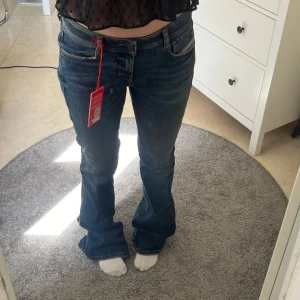 Diesel D-Ebbes Jeans - Helt nya lågmidjade Diesel jeans med lappar kvar. Aldrig använda endast testade.  Innerbensmått: 83cm  Storlek: W27/L32