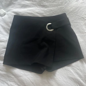 Shorts/ kjol - Snygga shorts, som ser lite ut som kjol framifrån. Silverdetalj framtill och osynlig dragkedja i bak. Skriv om du har frågor!