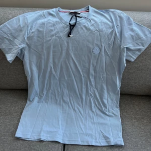 Moncler  - Aldrig använd tshirt jättefin färg som passar till flera ooutfits 