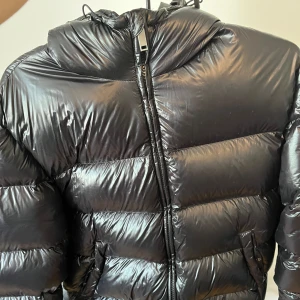 Zara Puffer Jacket - Den virala Moncler Maya kopian av Zara, den är i storlek M, men passar S också, använd lite gran senaste vintern, slutsåld överallt, nypris 1200kr, skick 8/10!