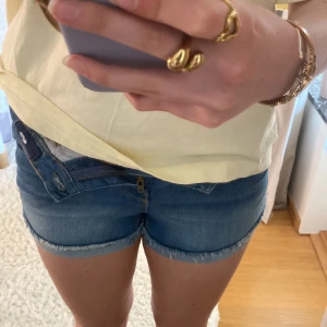 Jeansshorts  - Säljer då dem är alldeles för små Midjemått ca 36  