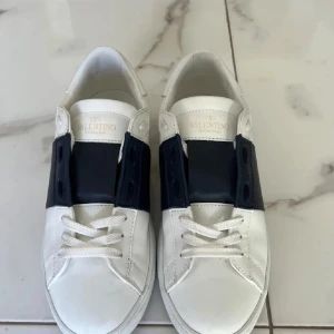 Valentino opens - Säljer min kusins valentino opnens skor i storlek 42, använda fåtal gånger som vid fin middag eller skolavslutningen. Endast skor och dusbag o valentino påse. Ingen box tyvärr eller kvitto.Kom gärna med pris förslag!❤️