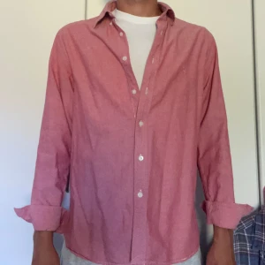 Rosa Skjorta - Riktigt fräsch rosa skjorta från Hazzys. Den är i väldigt bra skick, knappast använd! Den är i storlek M och jag är 187cm lång och väger 70kg.