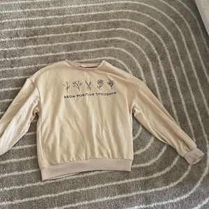  Beige tröja - Jätte fin beige tröja som jag vill sälja då jag inte använder den längre😊 pris kan diskuteras och fråga om ni undrar över något❤️