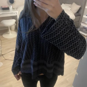 Fin tröja - Fin blå/svart tröja med fint mönster från gina i storlek 36💗💗