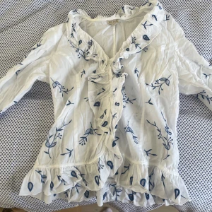 Mönstrad Blus - En jätte fin mönstrad blus från bikbok i storlek L men skulle säga mer åt M! Pris kan diskuteras😍