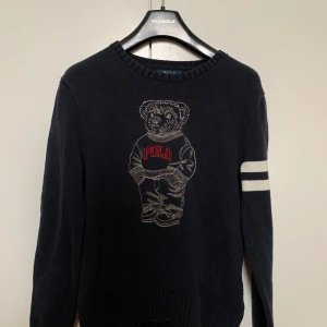 Stickad Ralph Lauren tröja - Marinblå Polo Ralph Lauren tröja i fint skick 8/10.