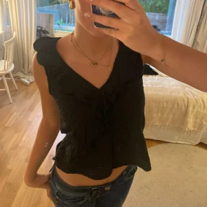 Blus - Broderad volang crossover blus❤️❤️