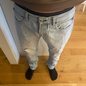 Replay anbass jeans - Sjukt snygga Replayjeans med sliten design😍 Nypris 1700:- 💵 Skick 10/10✅ Hör av dig vid minsta fråga eller fundering//Legitresell