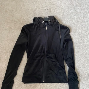 Zip up tröja - En svart zip up tröja från gina tricot som vart i storlek S men sydde om den vid sidorna så att den skulle sitta tajtare, inget som direkt syns. Skulle säga att den nu  passar nån med XS.Kontakta mig ifall ni har några fler frågor kring pris osv!💞💞