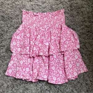 Kjol  - Blommig rosa vit kjol från Ullared i storlek xs men passa också s-m då den är väldigt stretchig köptes för 2 år sedan använd fåtal gånger Ny skick!