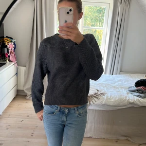 Stickad tröja  - Stickad tröja från pull&bear, nästintill oanvänd! 