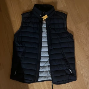 Parajumper väst - Säljer en stilren parajumper väst som blivit för liten tyvärr. Den är i helt topp skick, och använts endast ett par gånger. Hör av dig vid minsta fundering! 