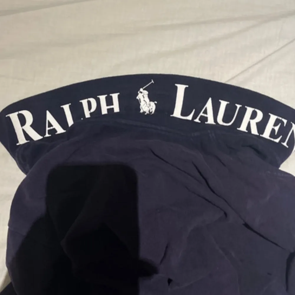 Snygg Mörklila Ralph Lauren pikétröja i storlek S. Den är i fint skick och passar slim.. T-shirts.