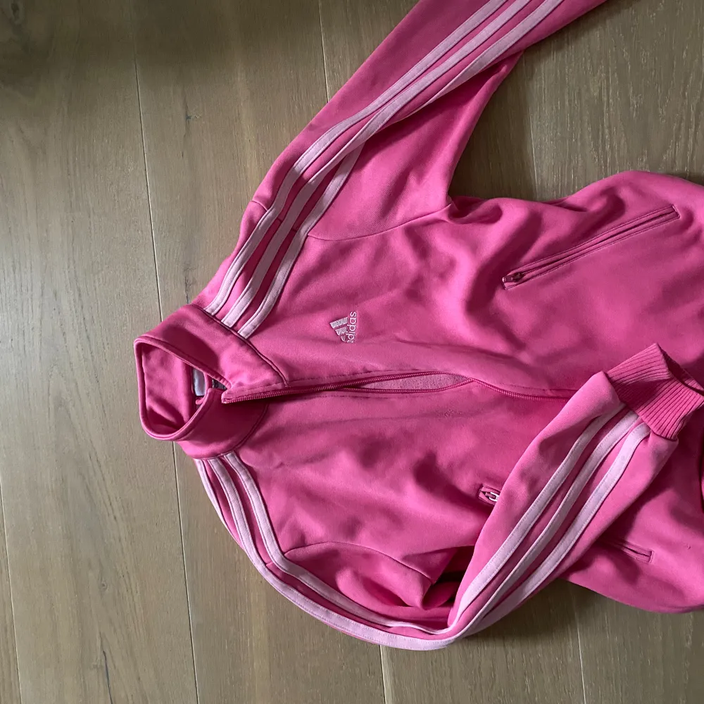 Rosa adidas tröja. Jätte söt med en unik design. Tröjor & Koftor.