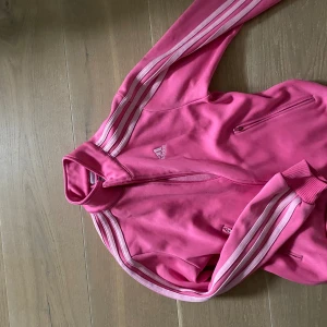 Rosa adidas zip up  - Rosa adidas tröja. Jätte söt med en unik design