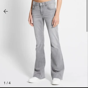 Jeans  - Jättesnygga gråa lågmidjade bootcut.😍 dem är som nya då jag använt dem Max 2 ggr!!! Skriv privat för frågor eller intresse 💗💗💗 (inte jag på bilderna)