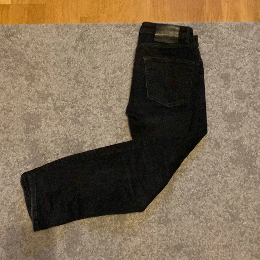 säljer ett väldigt snyggt par jeans från jack and jones. Skicket är 8/10 och storleken är 28/30. Jeans & Byxor.