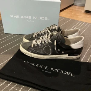 philippe model skor - Säljer mina philippe model skor eftersom jag har tröttnat på dem, storlek 42-43 och inga större defekter. Har gärna av er vid funderingar och frågar, pris kan diskuteras (Byten funkar)🤗