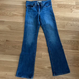 Vintage Levis bootcut  - Säljer ett par vintage bootcut jeans från Levis. Modellen 315 Shaping Bootcut som är 9/10 skick